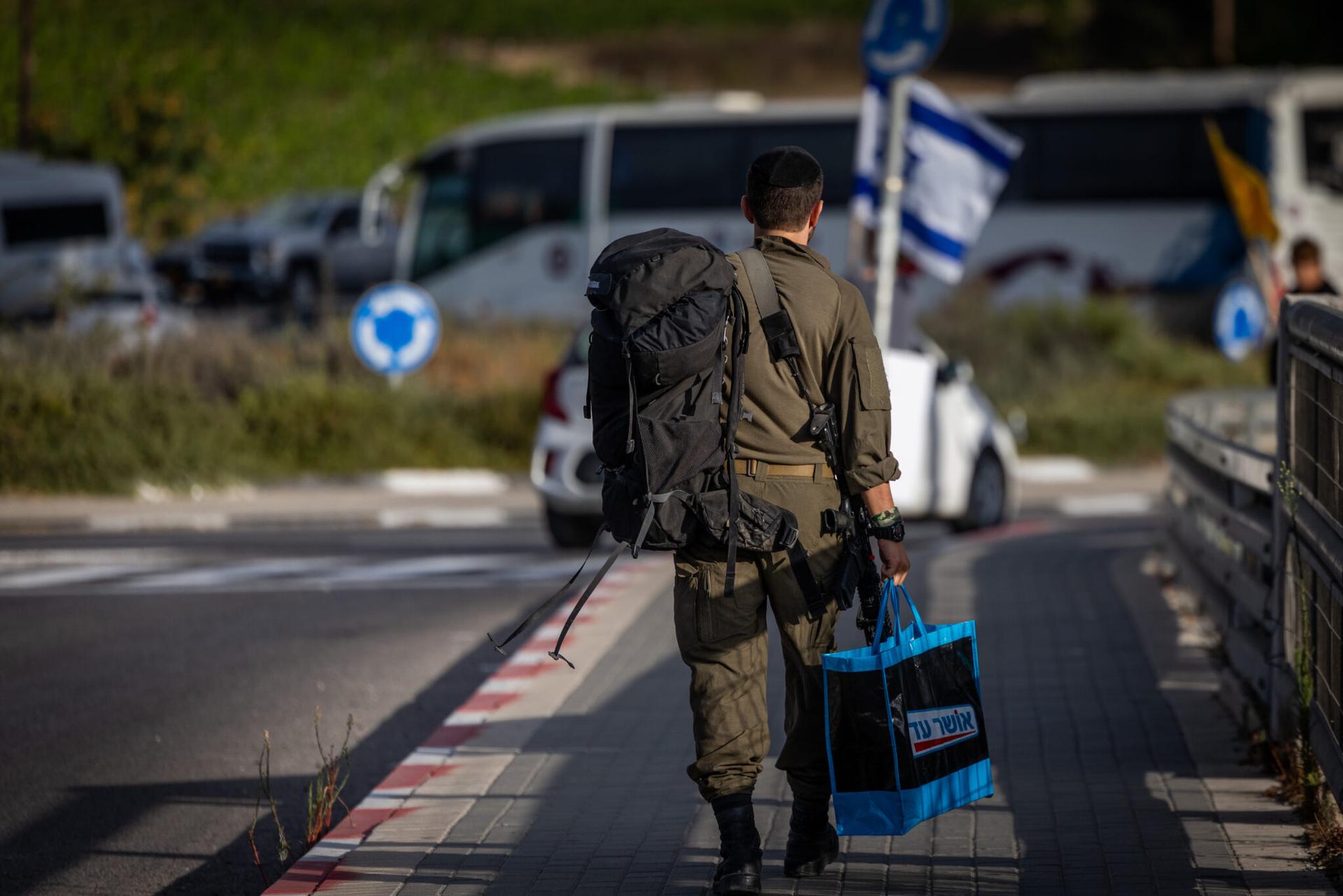 חייל עם סל קניות | צילום: חיים גולדברג, פלאש 90