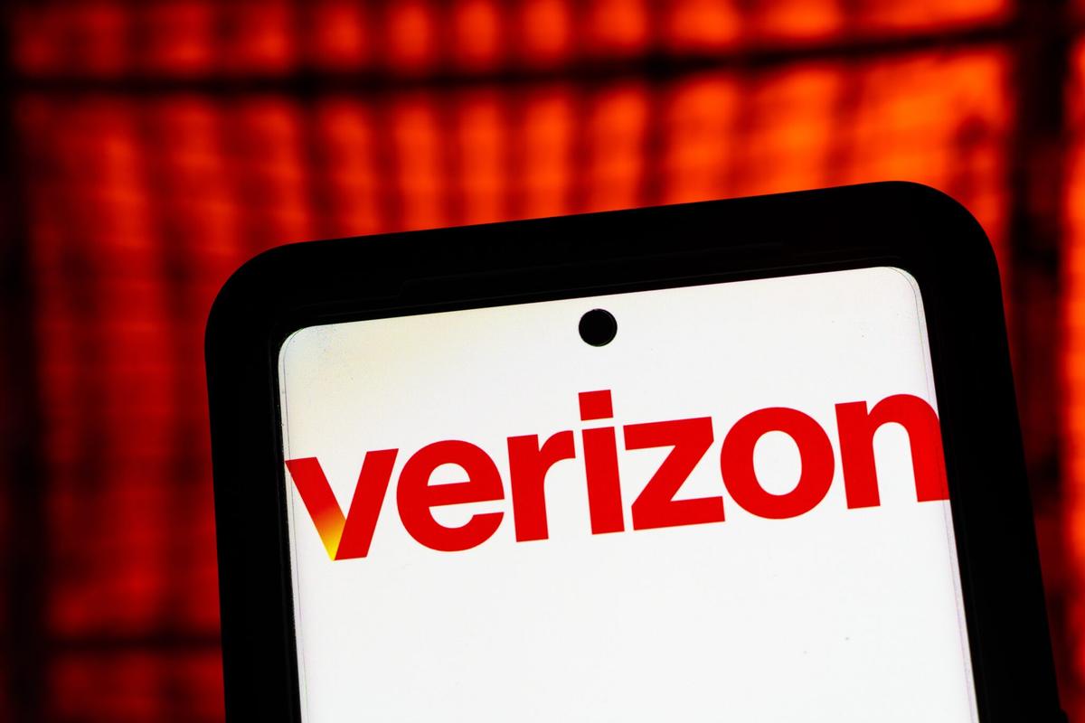 לוגו של חברת התקשורת האלחוטית Verizon VZW על המסך עם רקע אתר תוסס | קרדיט: שאטרסטוק