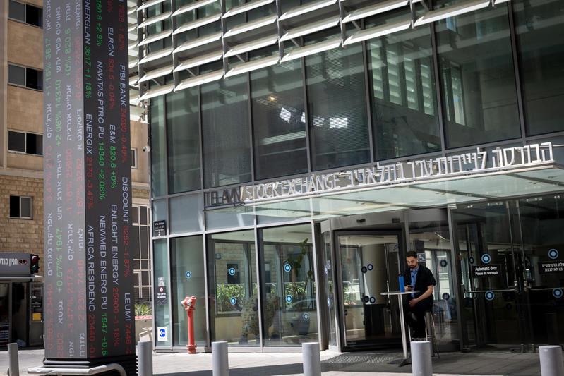 An electronic board displaying market data at the Tel Aviv Stock Exchange in Tel Aviv, April 30, 2026. Photo by Miriam Alster/Flash90 *** Local Caption *** בורסה בורסה לניירות ערך בורסה בתל אביב כלכלה ישראל מסחר מדדים נתוני מסחר שוק ההון שוק ההון הישראלי שוק המניות תל אביב מלחמה איראן ישראל