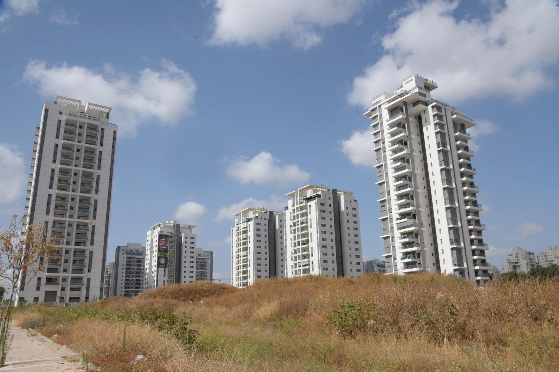 בניית דירות בבאר יעקב | צילום: פלאש 90