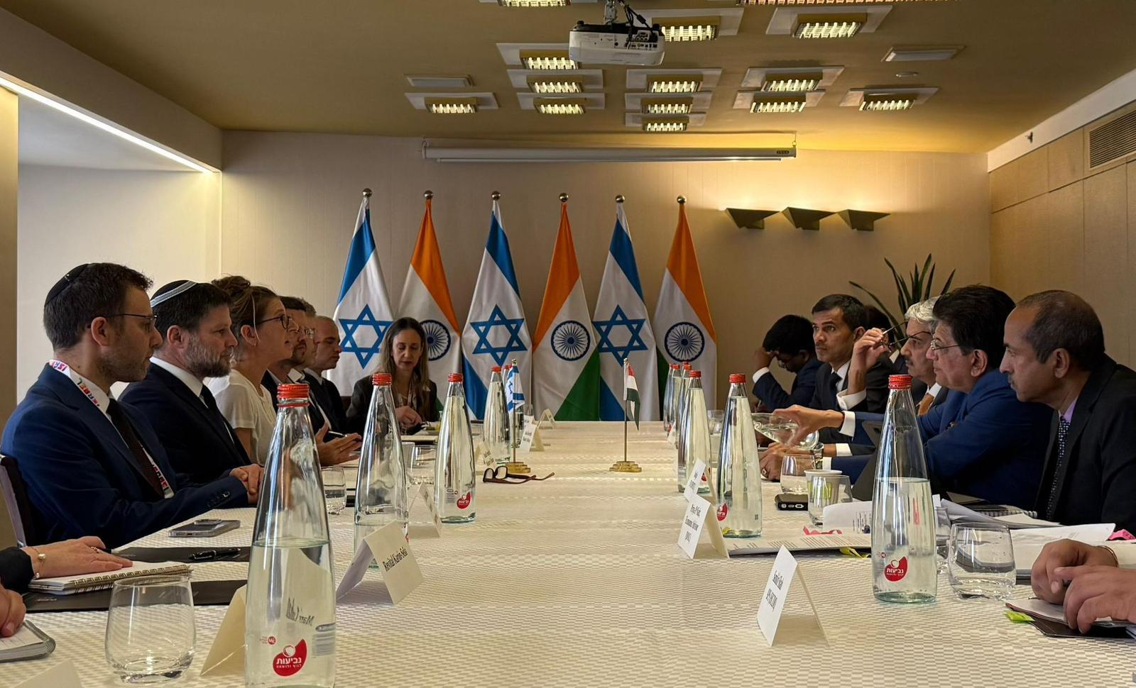 משלחת אנשי עסקים מהודו עם שר האוצר ובכירים במשרד | צילום: דוברות משרד האוצר