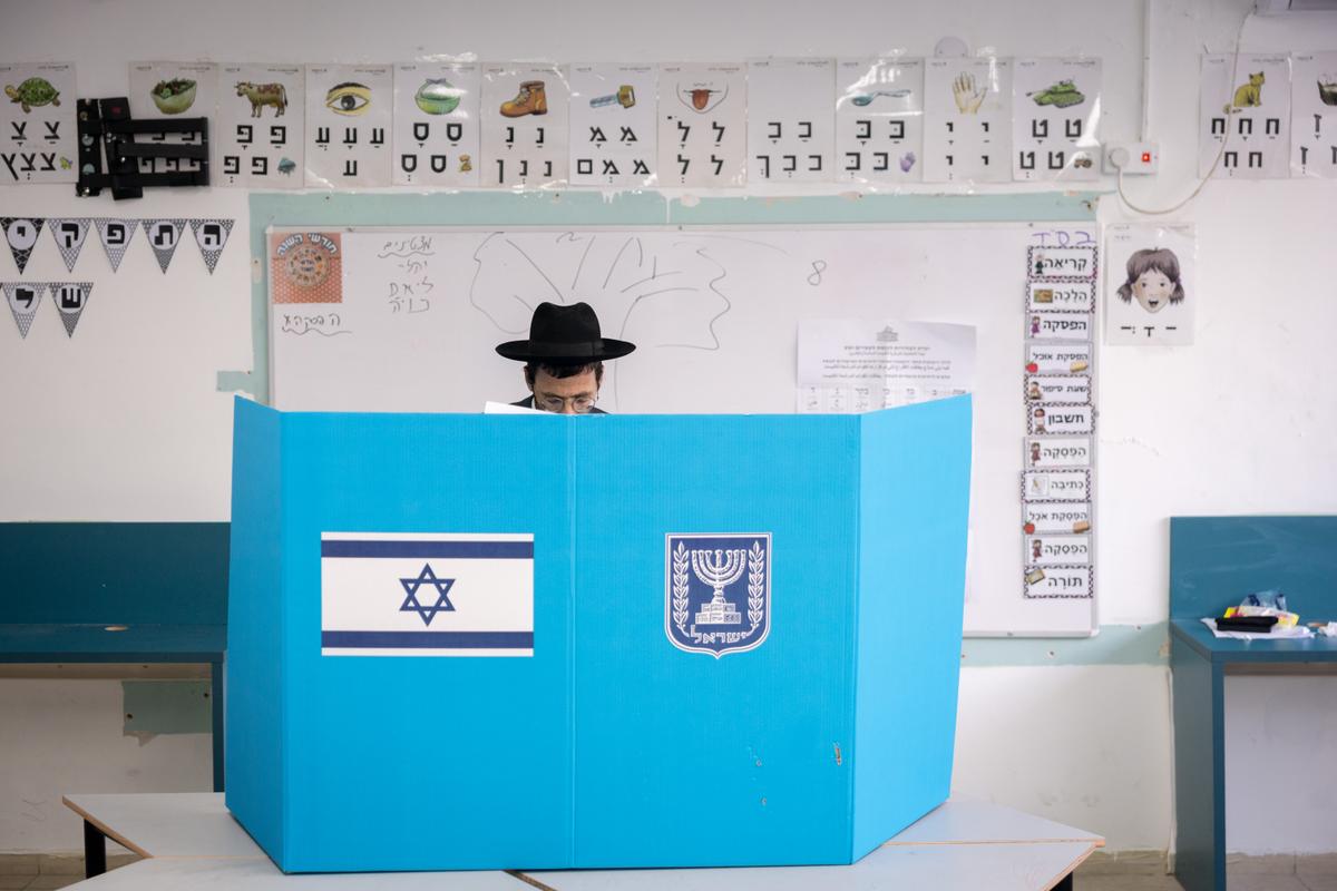 אדם מצביע בבני ברק