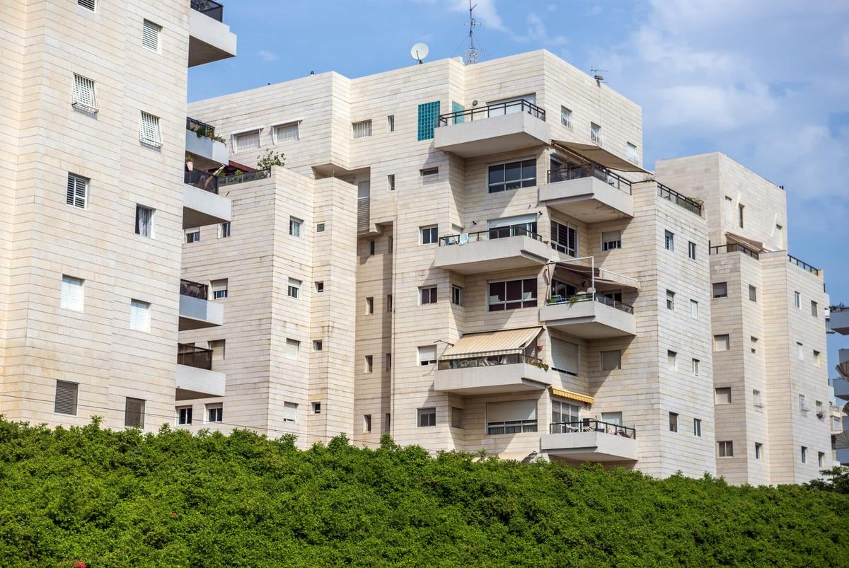בקרוב: פטור מהיתר בנייה למתקני אגירת חשמל בבנייני מגורים ומבני ציבור