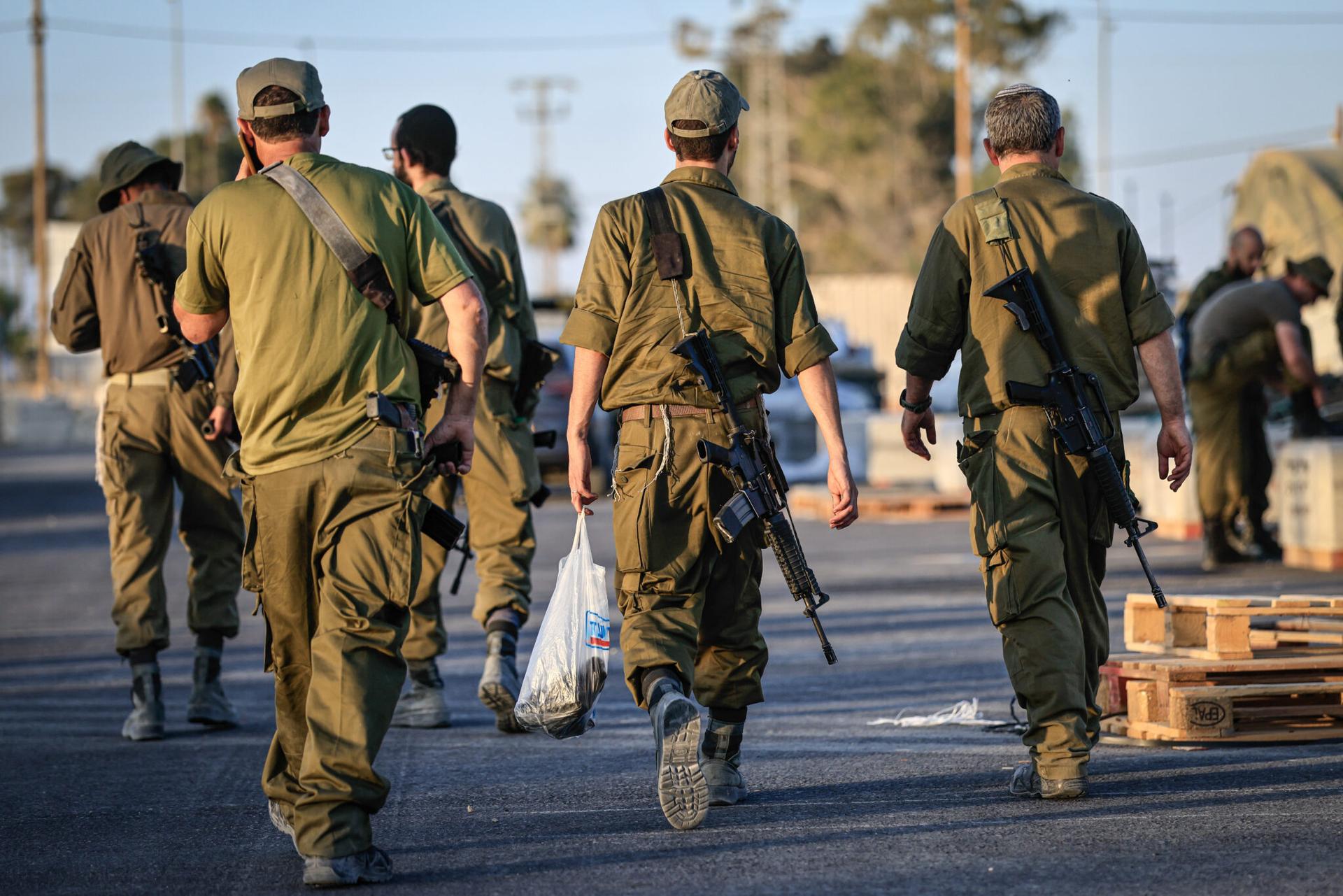 חיילי מילואים בכניסה לעזה | צילום: צפריר אביוב, פלאש 90