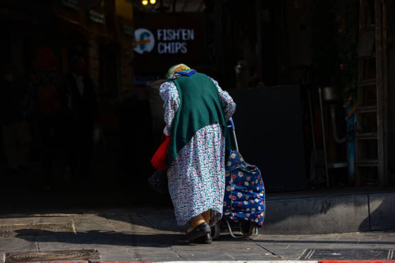 ישראל במקום השני בשיעור העוני ב-OECD: כ-2 מיליון אזרחים עניים