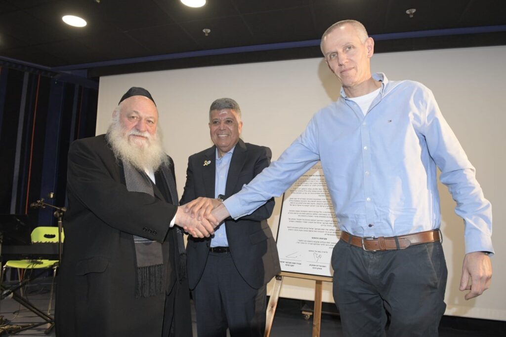 משמאל: שר הבינוי והשיכון, יצחק גולדקנופף, ראש עיריית אופקים, איציק דנינו ומנהל רשות מקרקעי ישראל, ינקי קוינט | קרדיט: יח"צ