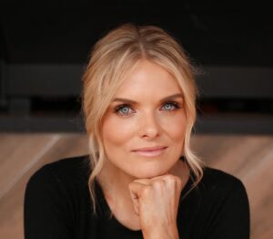 שדרנית הטלוויזיה האוסטרלית ארין מולן תכריז בטקס על החברה הזוכה