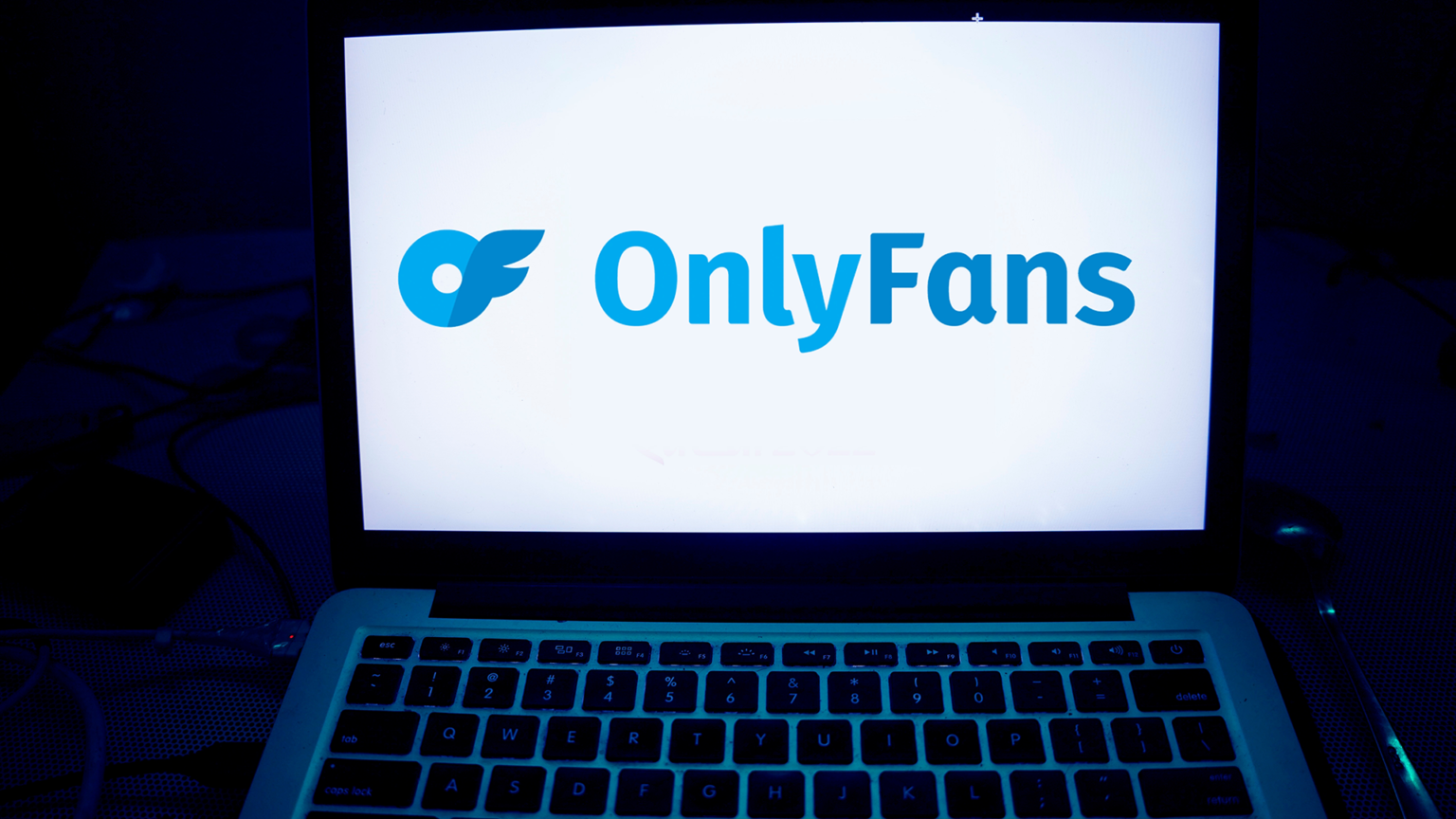 "כשלים במסירת מידע על מדיניות אימות הגילאים": אונליפאנס בריטניה נקנסה ב-1.4 מיליון דולר