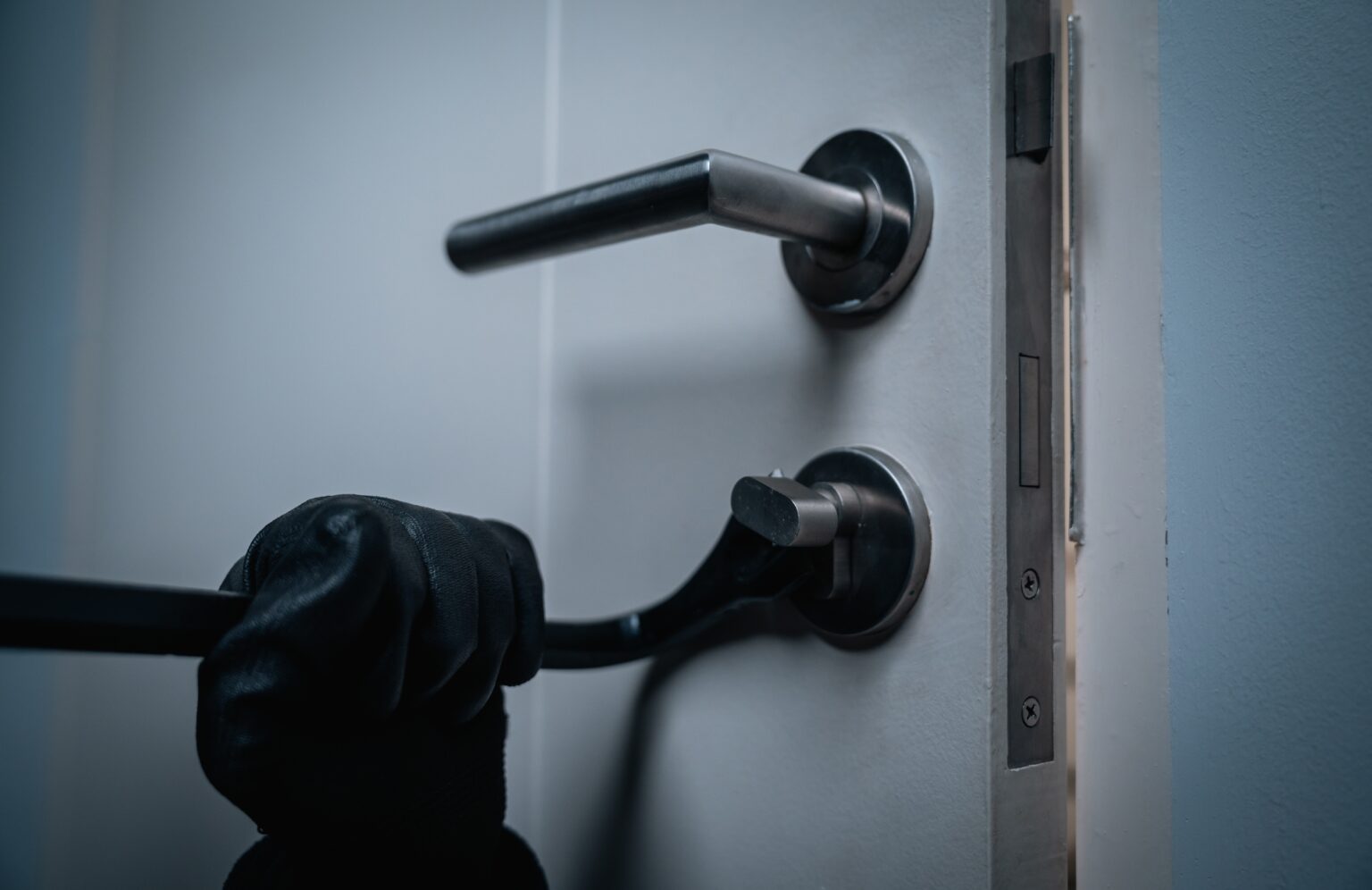 מאות אלפי שקלים נגנבו מחברת אופנועים: שני חשודים נעצרו ונכלאו