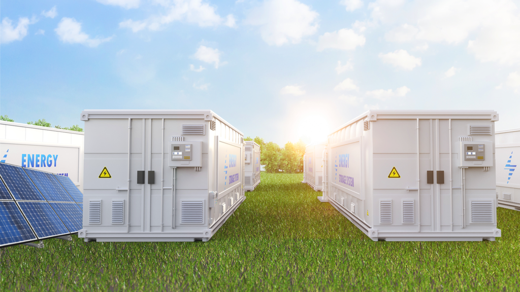 מאגר אנרגיה עם פאנל סולארי, אילוסטרציה | קרדיט: Phonlamai Photo, Shutterstock; tohamina, Freepik