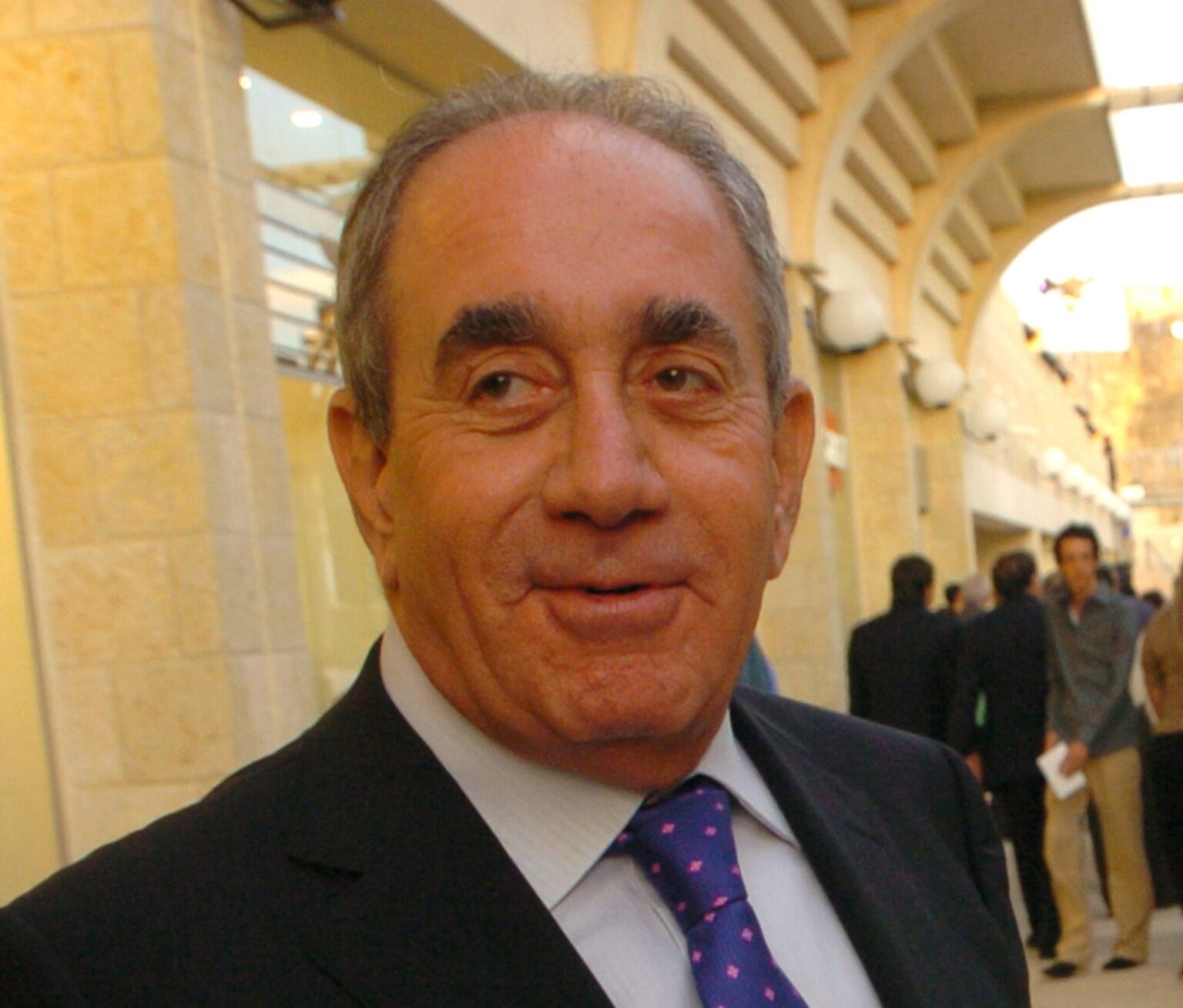 אלפרד אקירוב לא מצליח לשדרג את השכר של בנו ג'ורג'י וזו הסיבה