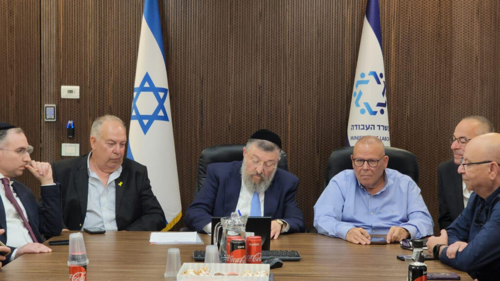 חתימת הסכם צו הרחבה לענף הבנייה. צילום: דוברות משרד העבודה
