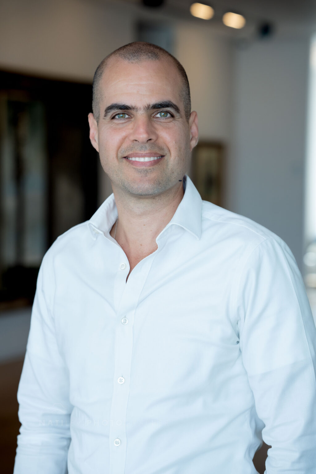 פרשת "יד לוחצת יד": המשטרה פשטה על משרדי מנורה