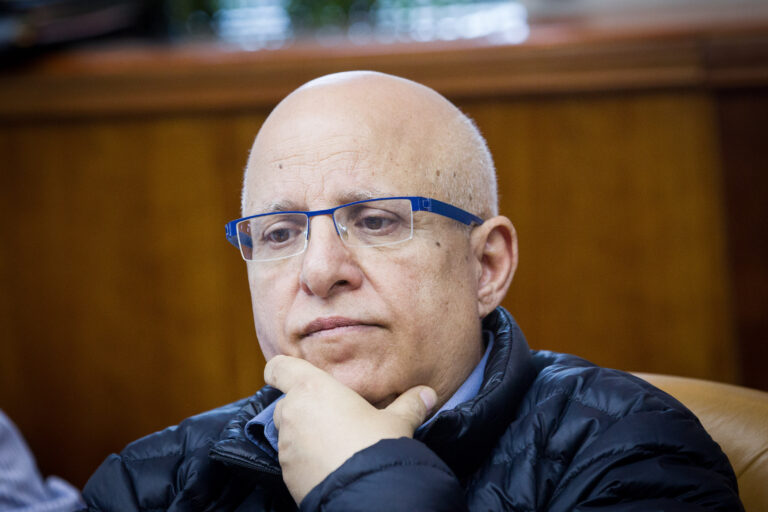 אחרי עשורים בשירות הציבור – אביגדור יצחקי מובא למנוחות