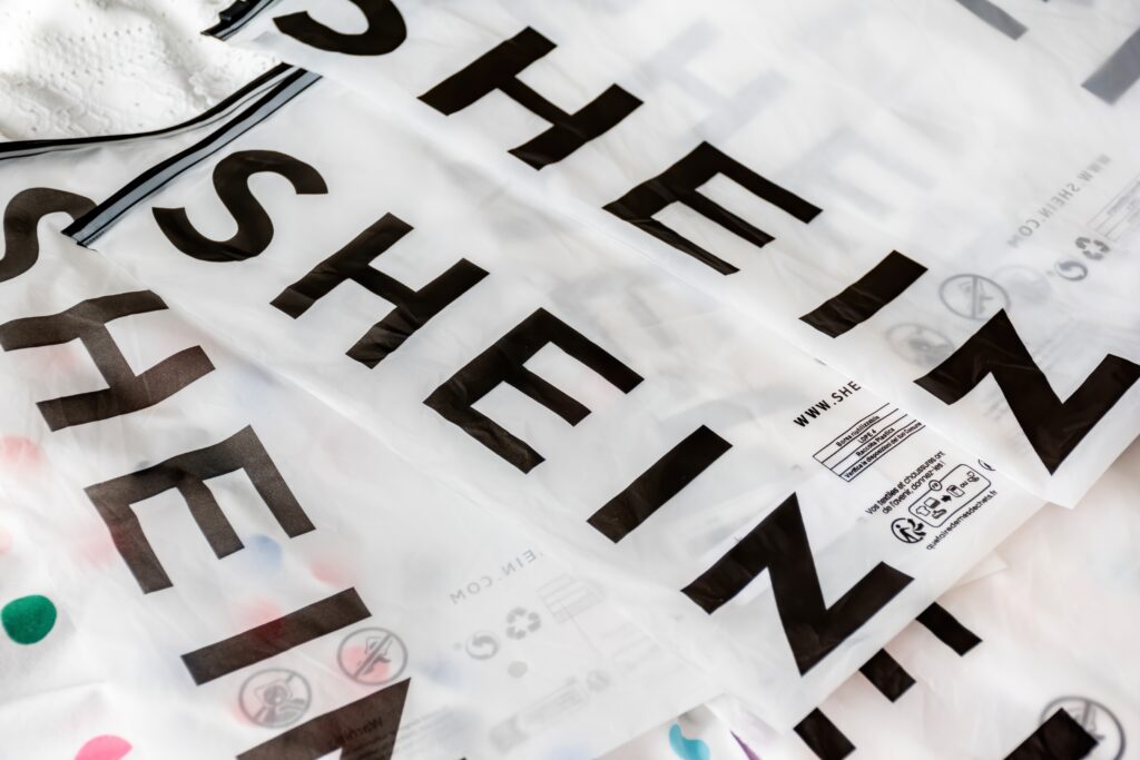 ענקית האופנה המהירה שיין | קרדיט: Graffitimi, שאטרסטוק