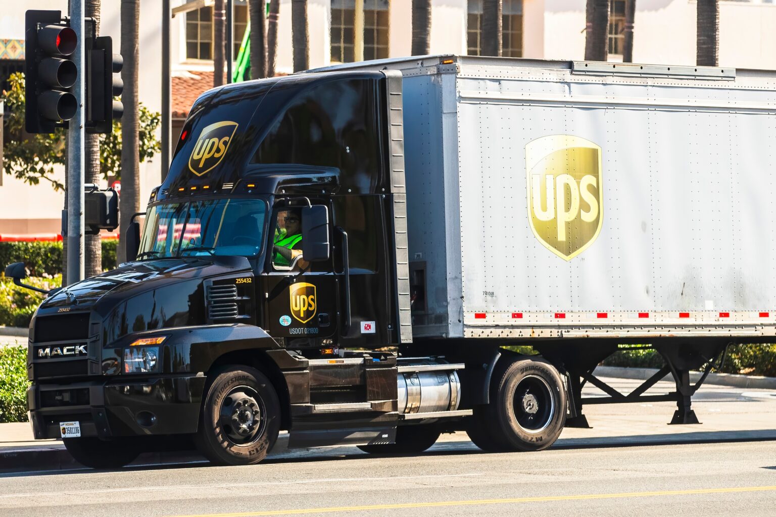 UPS מפטרת 20 אלף עובדים ומצמצמת את הפעילות מול אמזון