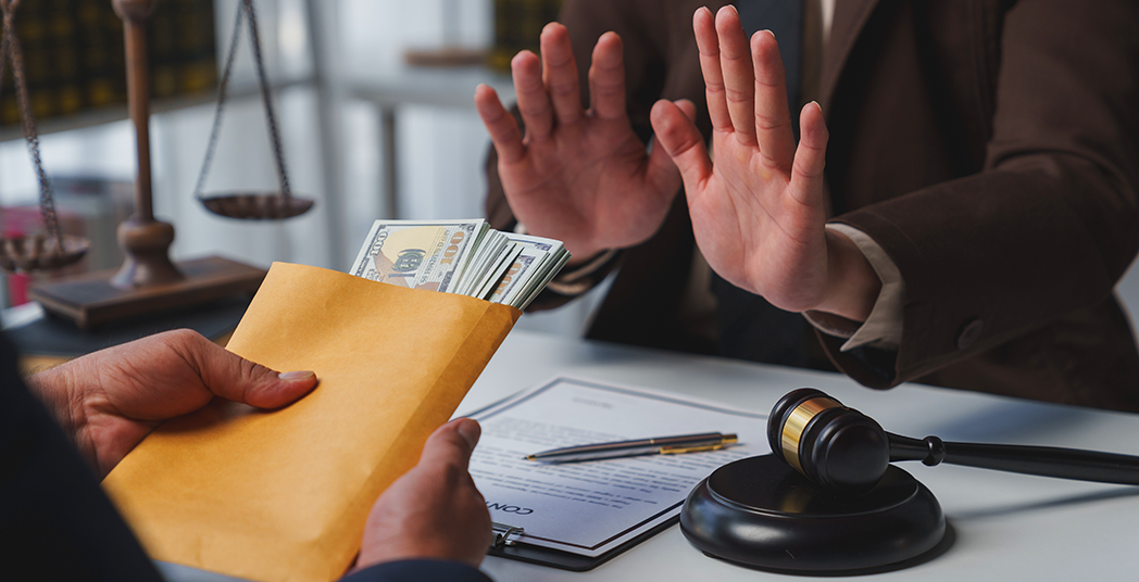 שוחד במאות אלפי שקלים: כתב אישום נגד סגן ראש העיר, קבלנים ובכיר בבנק