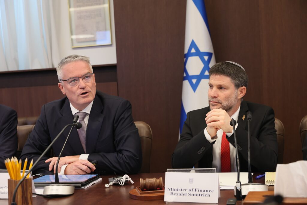 שר האוצר בצלאל סמוטריץ' ומזכ"ל OECD מתיאס קורמן. צילום: לע"מ/סיוון שחור