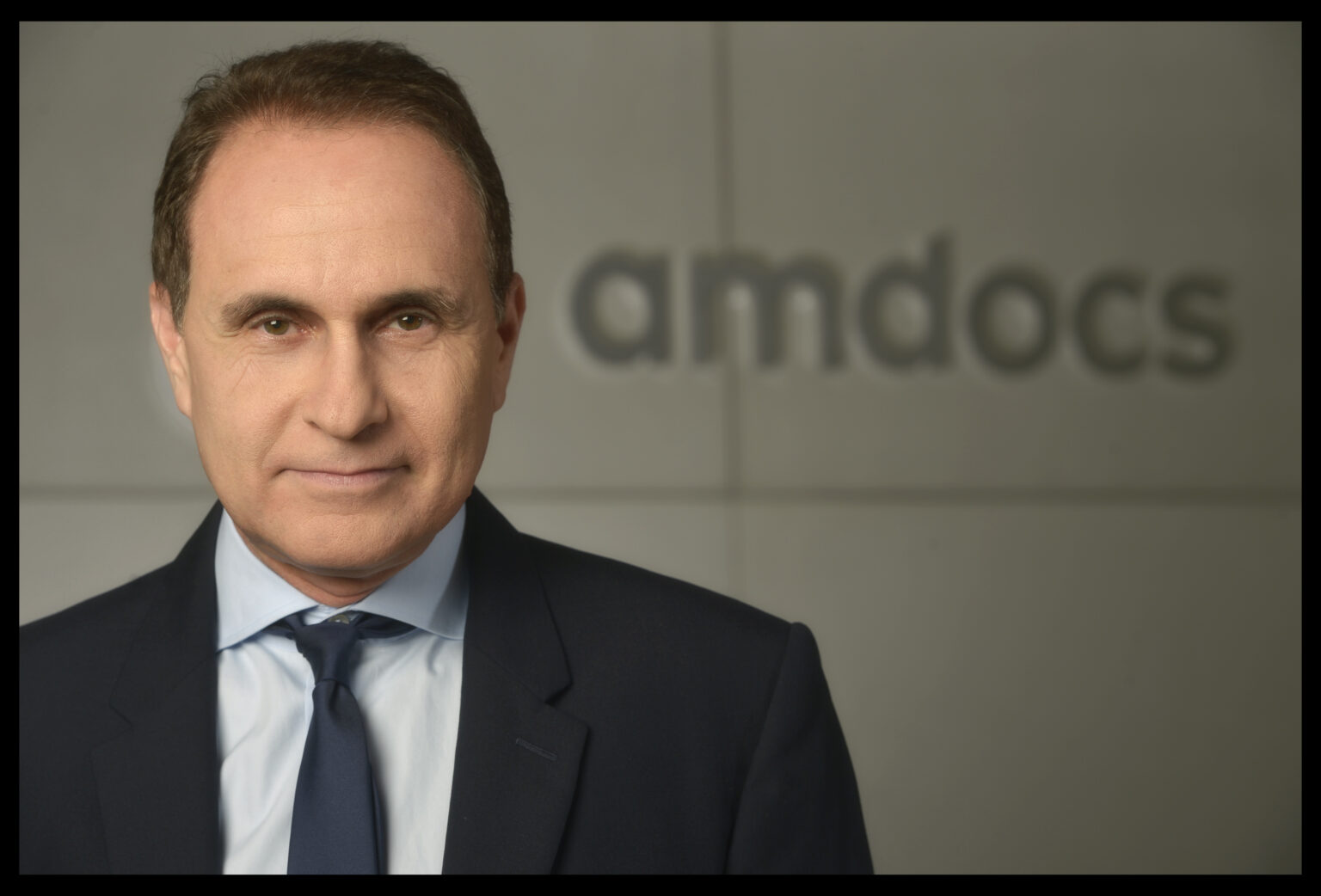 אמדוקס: ההכנסות ירדו ל-1.13 מיליארד דולר