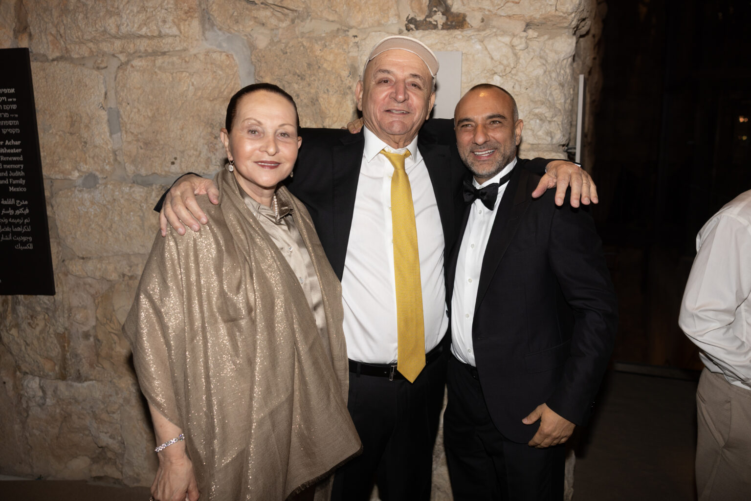 יצחק תשובה ואהרון פרנקל הגיעו לברך: מנכ"ל ניו מד התחתן והצמרת חגגה