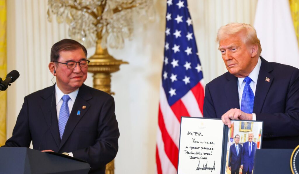 נשיא ארצות הברית דונלד טראמפ וראש ממשלת יפן שיגרו אישיבה בפגישתם בפברואר | קרדיט: Joshua Sukoff, שאטרסטוק