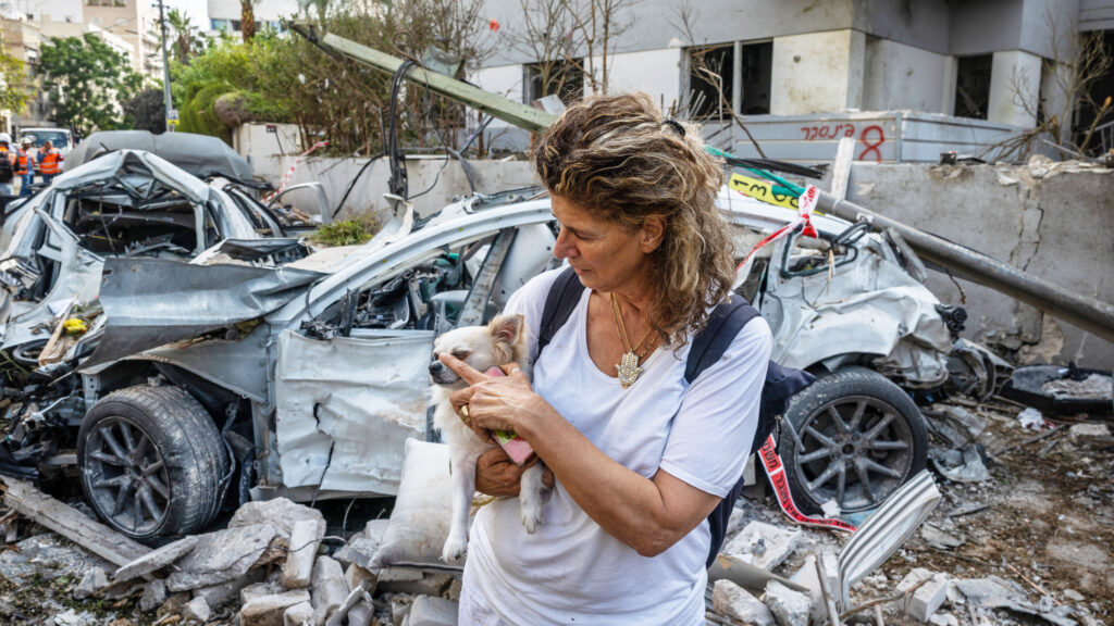 תושבת העיר תל אביב בזירת נפילת הטיל האיראני | צילום: חיים גולדברג, פלאש 90