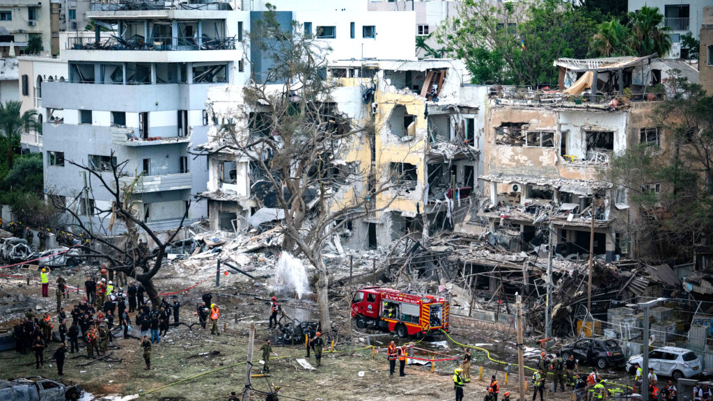 בניינים הרוסים בזירת הפגיעה בתל אביב | צילום: אריק מארמור, פלאש 90