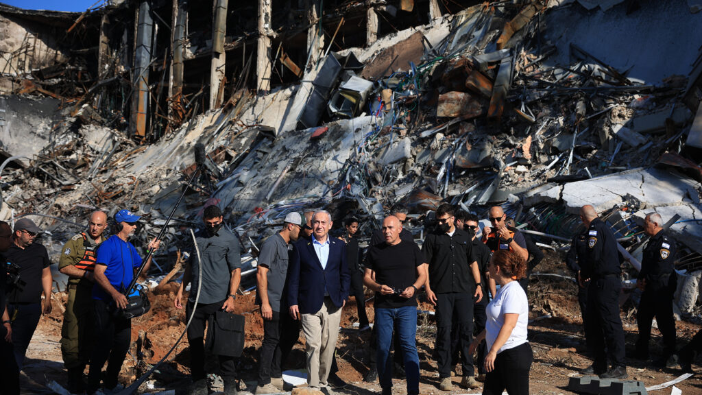 בנימין נתניהו בזירת הנפילה במכון ויצמן | קרדיט: איתי רון/ POOL פלאש 90