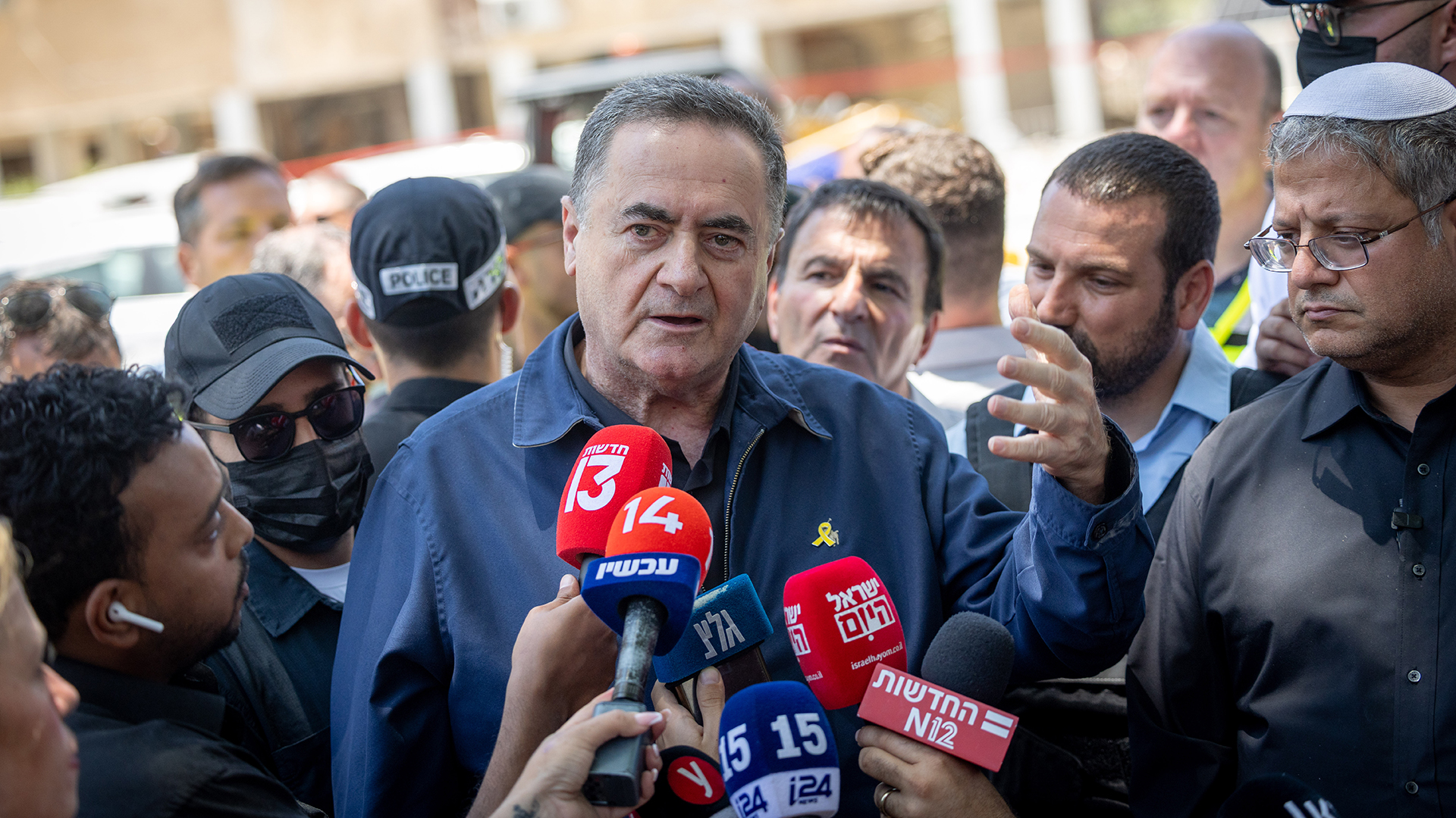 שר הביטחון, ישראל כ"ץ בזירת נפילת טיל איראני | צילום: חיים גולדברג פלאש 90