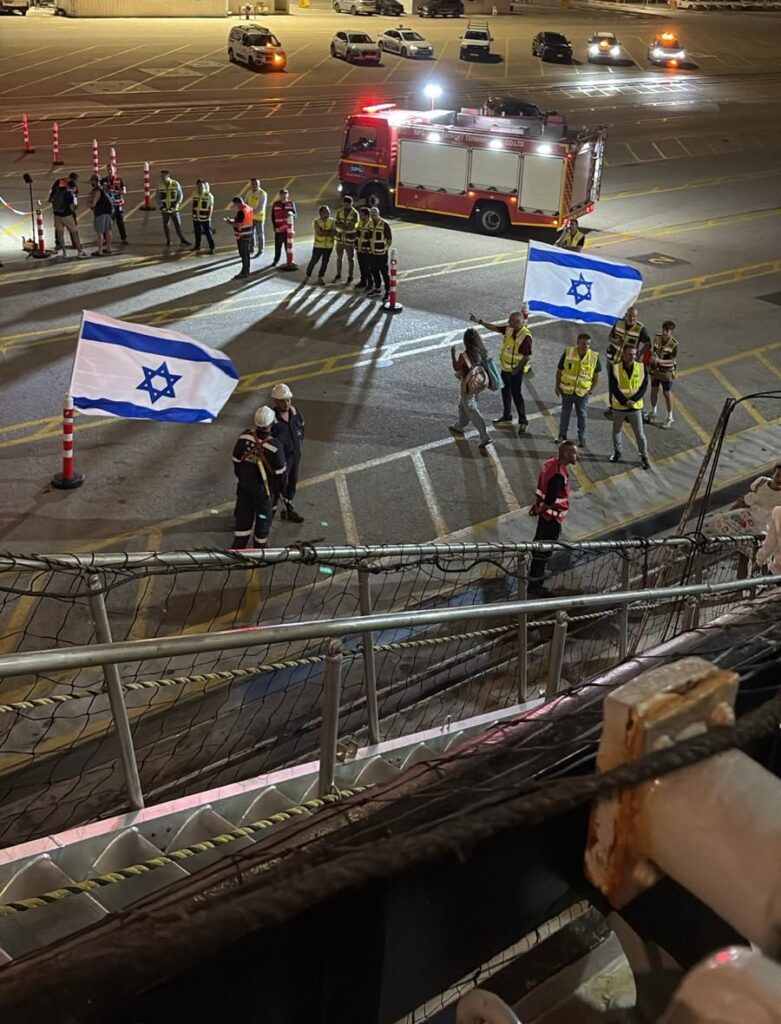 חילוץ אנשי הצוות הרפואי בנמל המפרץ | צילום: צים