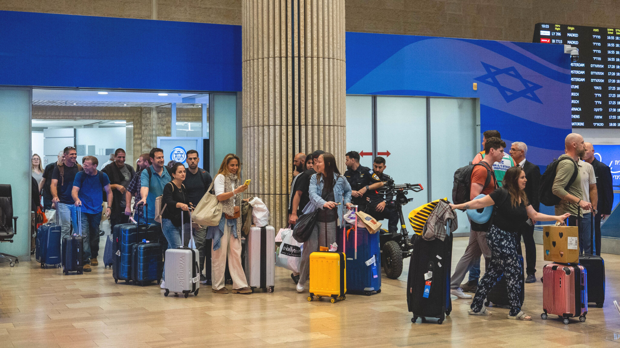 שדה התעופה בן גוריון | צילום: יונתן סינדל, פלאש 90