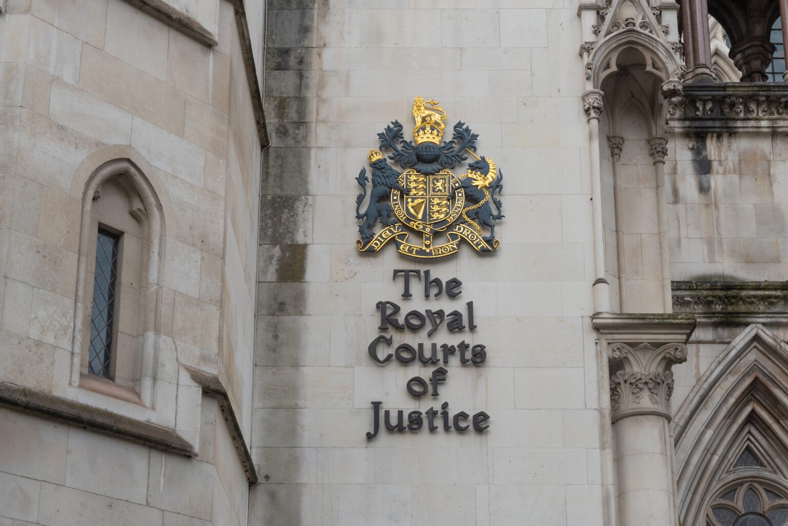 בית המשפט העליון באנגליה מזהיר: סנקציות חמורות על שימוש שגוי ב-AI