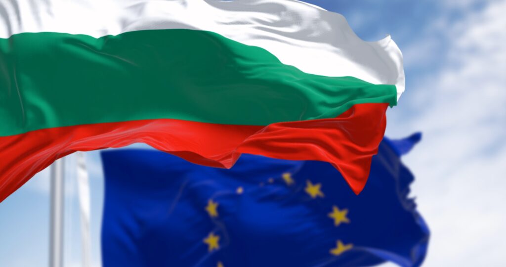 דגלי בולגריה והאיחוד האירופי | צילום: rarrarorro, שאטרסטוק