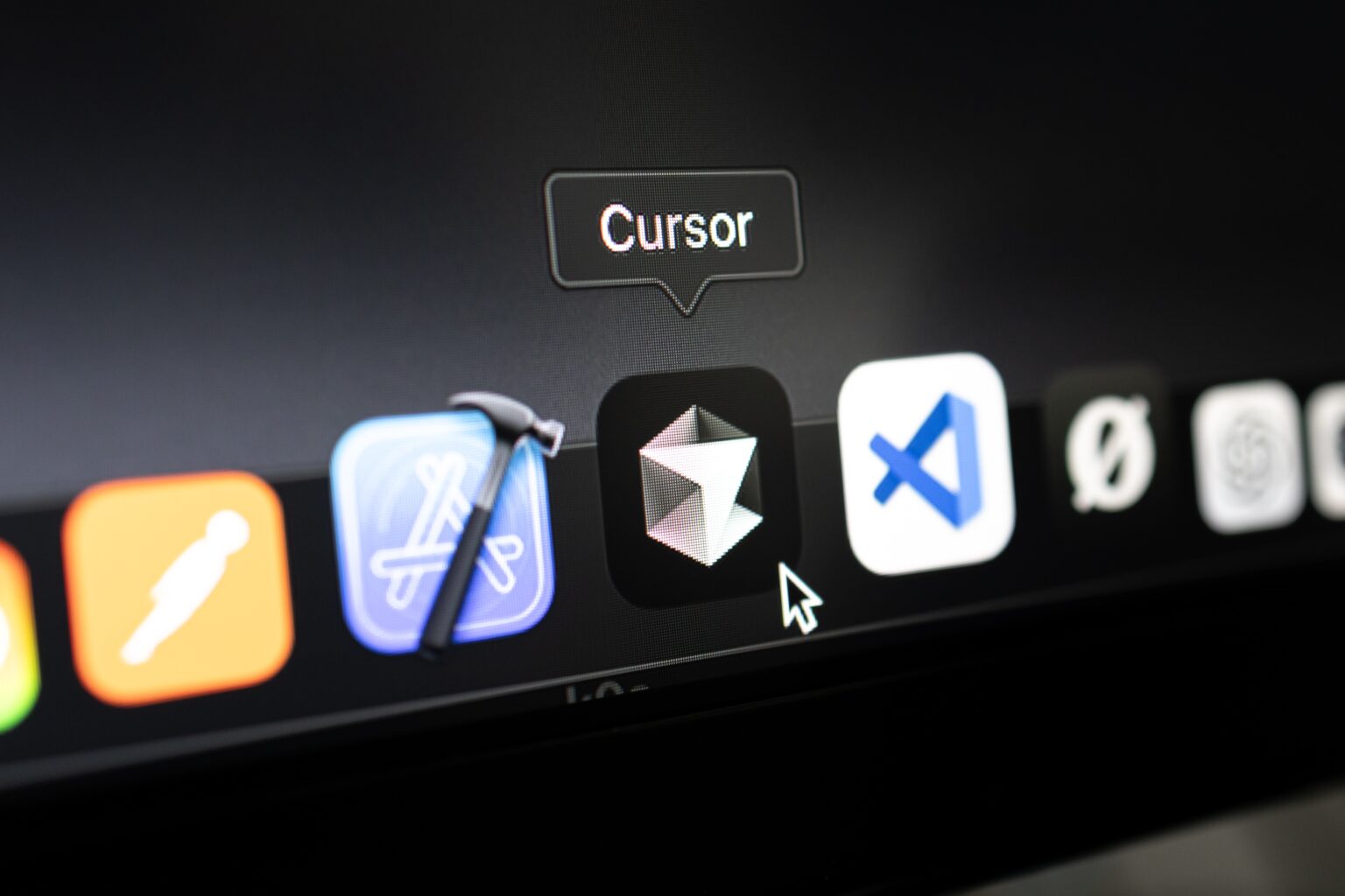 היוצרת של הכלי הפופולרי Cursor גייסה 900 מיליון דולר לפי שווי של 9.9 מיליארד דולר