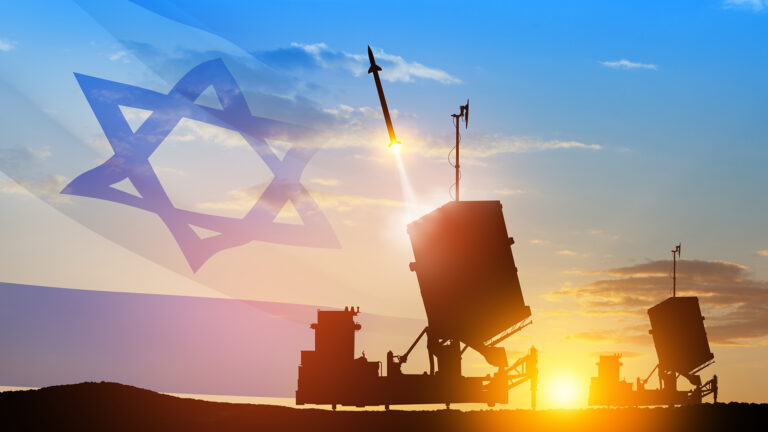 כיפת ברזל, דגל ישראל, אילוסטרציה | קרדיט: שאטרסטוק