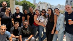 חלוקת חבילות סיוע לתושבי בת ים אשר ביתם נפגע במתקפה הטילים מאיראן | קרדיט: אאורה