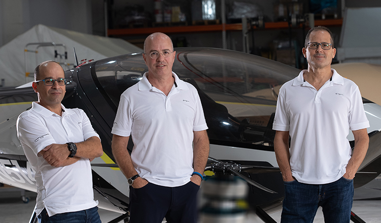 נתנאל גולדברג ראש תחום אוויוניקה (Head of Avionics) ומייסד שותף ב-AIR, רני פלאוט מנכ״ל החברה ושותף מייסד, חן רוזן סמנכ"ל טכנולוגיה ומייסד שותף ב- AIR | צילום: באדיבות חברת AIR