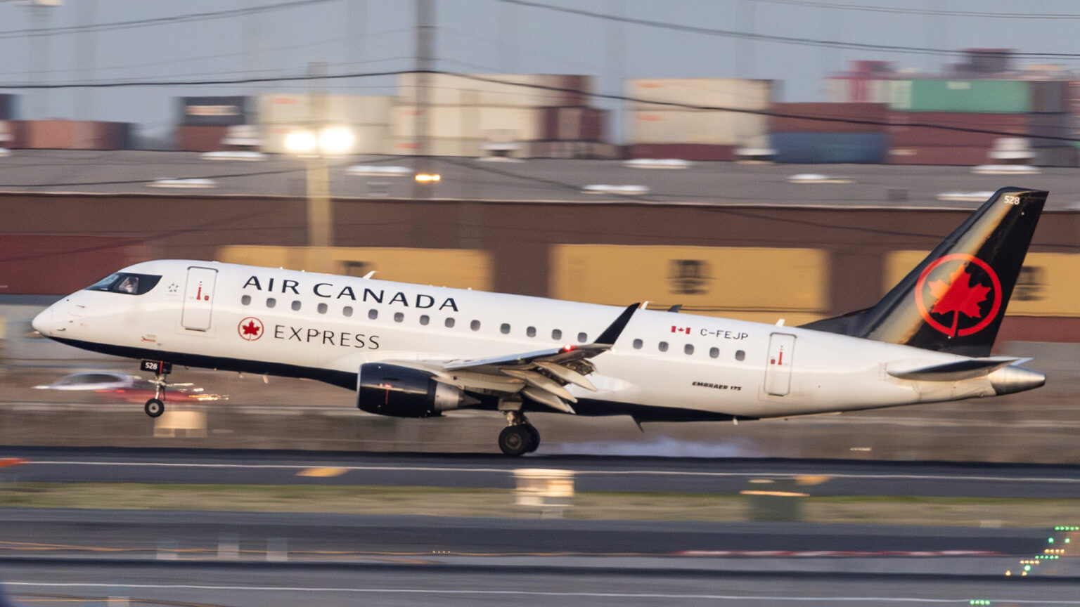 מסרבים לצו ממשלתי: שביתת דיילי אייר קנדה משביתה מאות טיסות