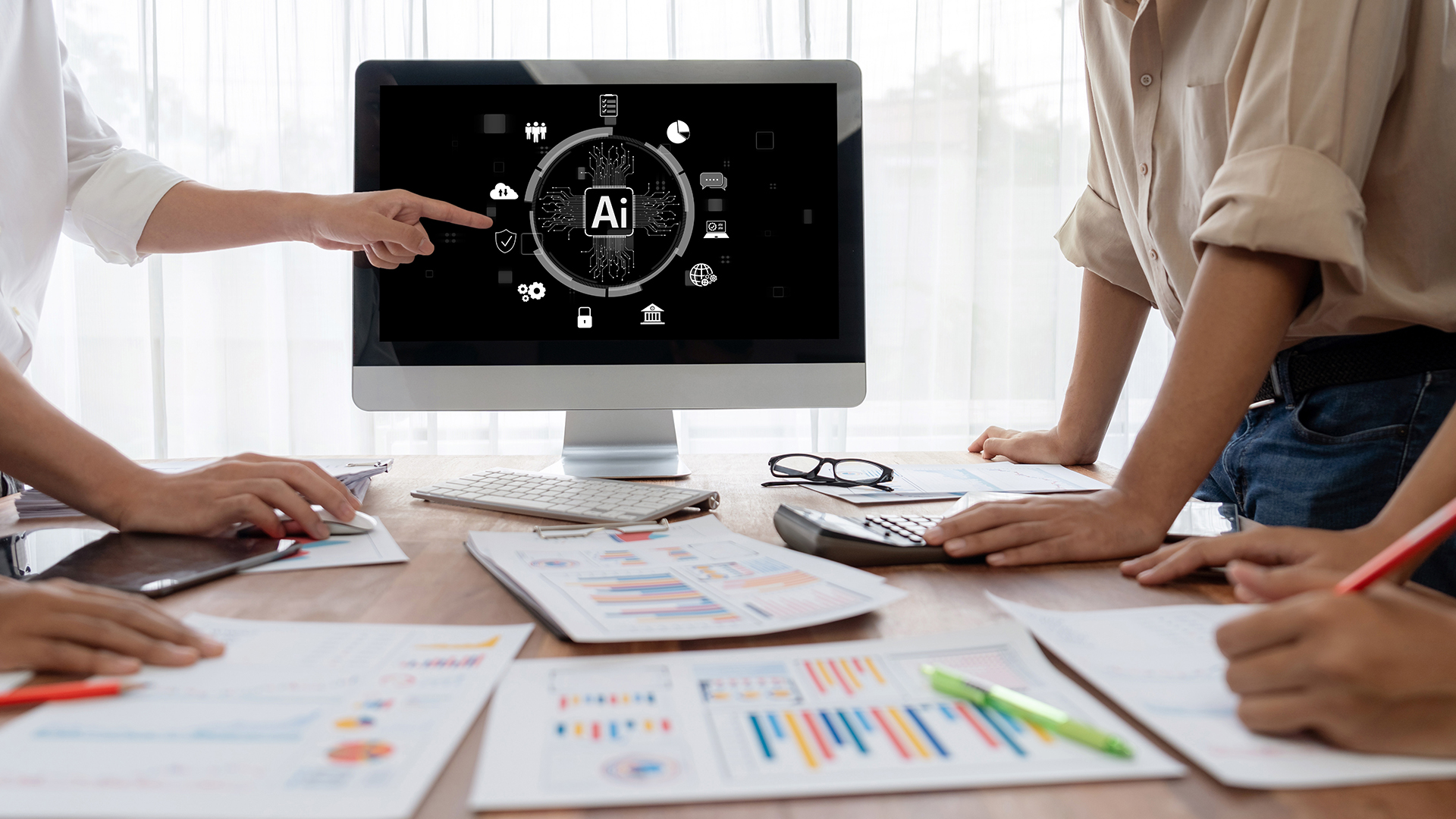 עובדים במשרד משתמשים בטכנולוגיית AI | קרדיט: שאטרסטוק