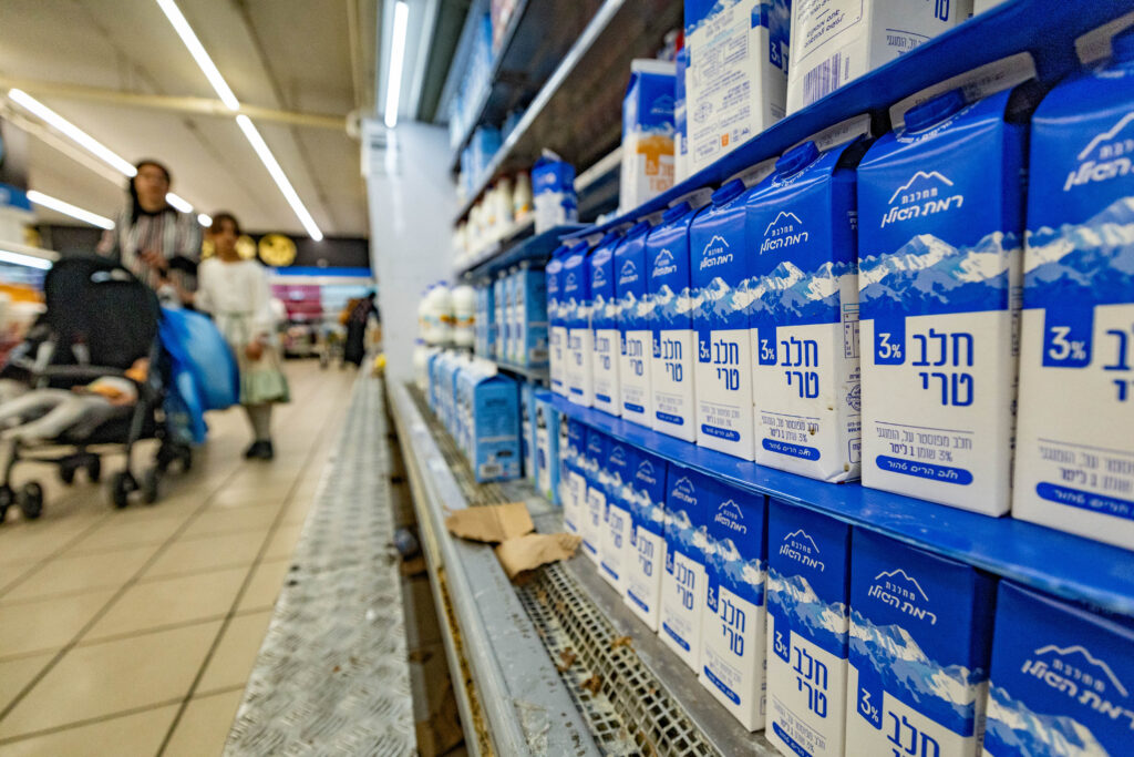 חלב | צילום: יונתן סינדל, פלאש 90