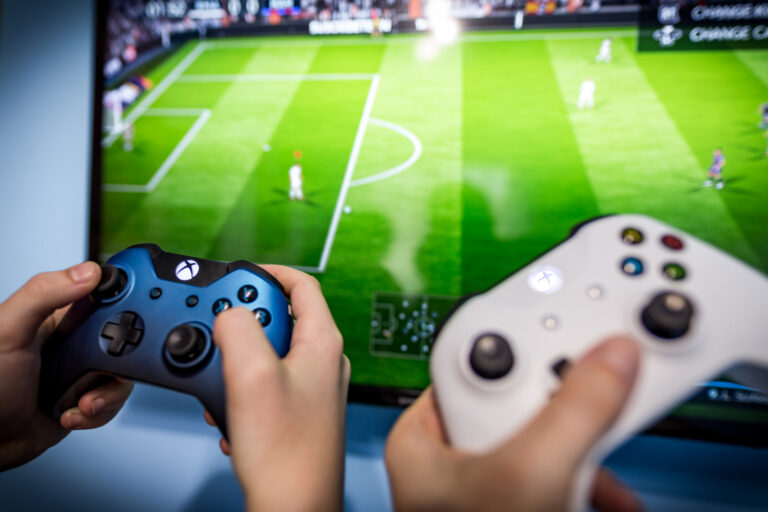 אנשים משחקים בקונסולת Xbox | צילום: שאטרסטוק