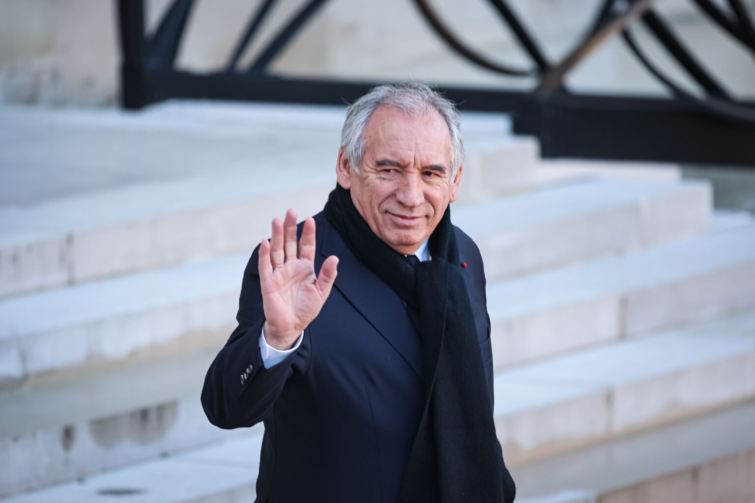 צרפת במשבר: ראש הממשלה הודח – מה יעשה מקרון?