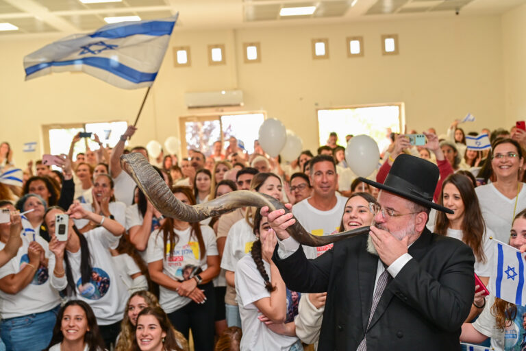 7 החטופים השבים חצו את הגבול לישראל; טראמפ נחת בארץ