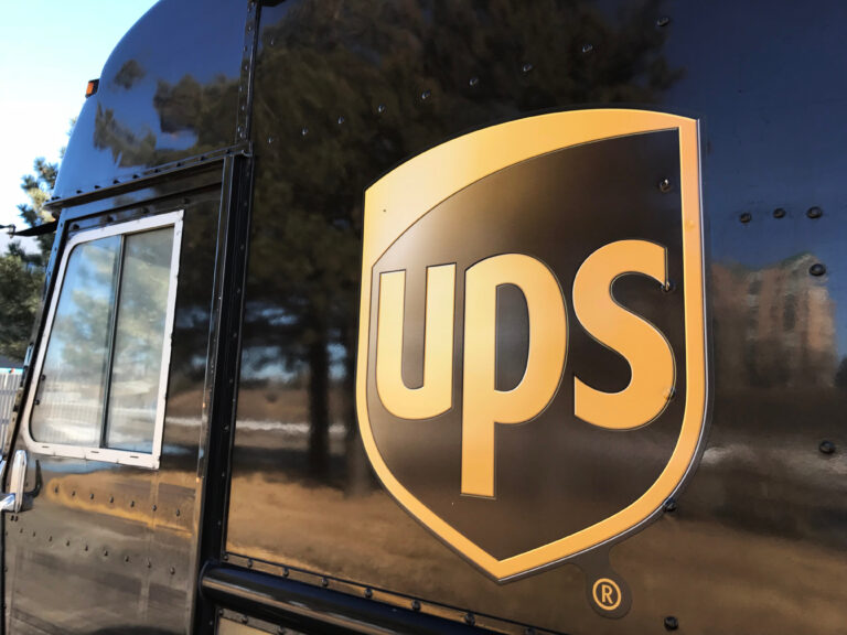 דוחות UPS: הרווח התפעולי נפל – אך החברה מעלה את התחזיות