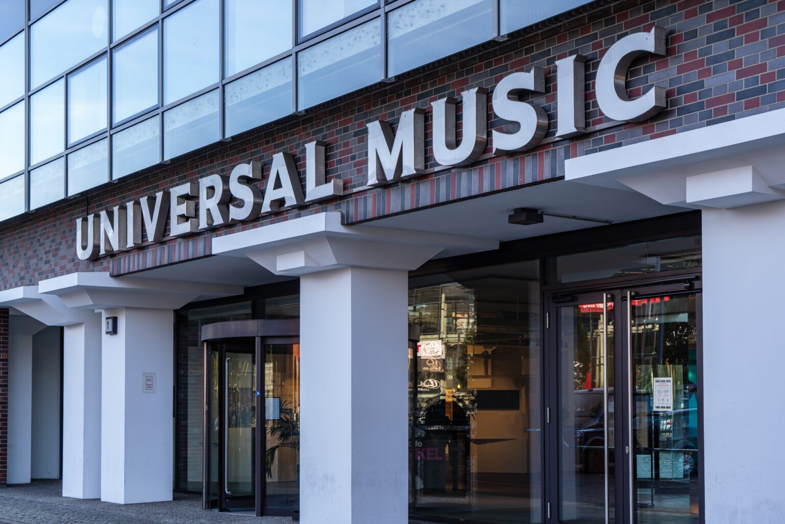 וורנר מיוזיק ויוניברסל במו"מ לעסקאות רישוי עם חברות AI
