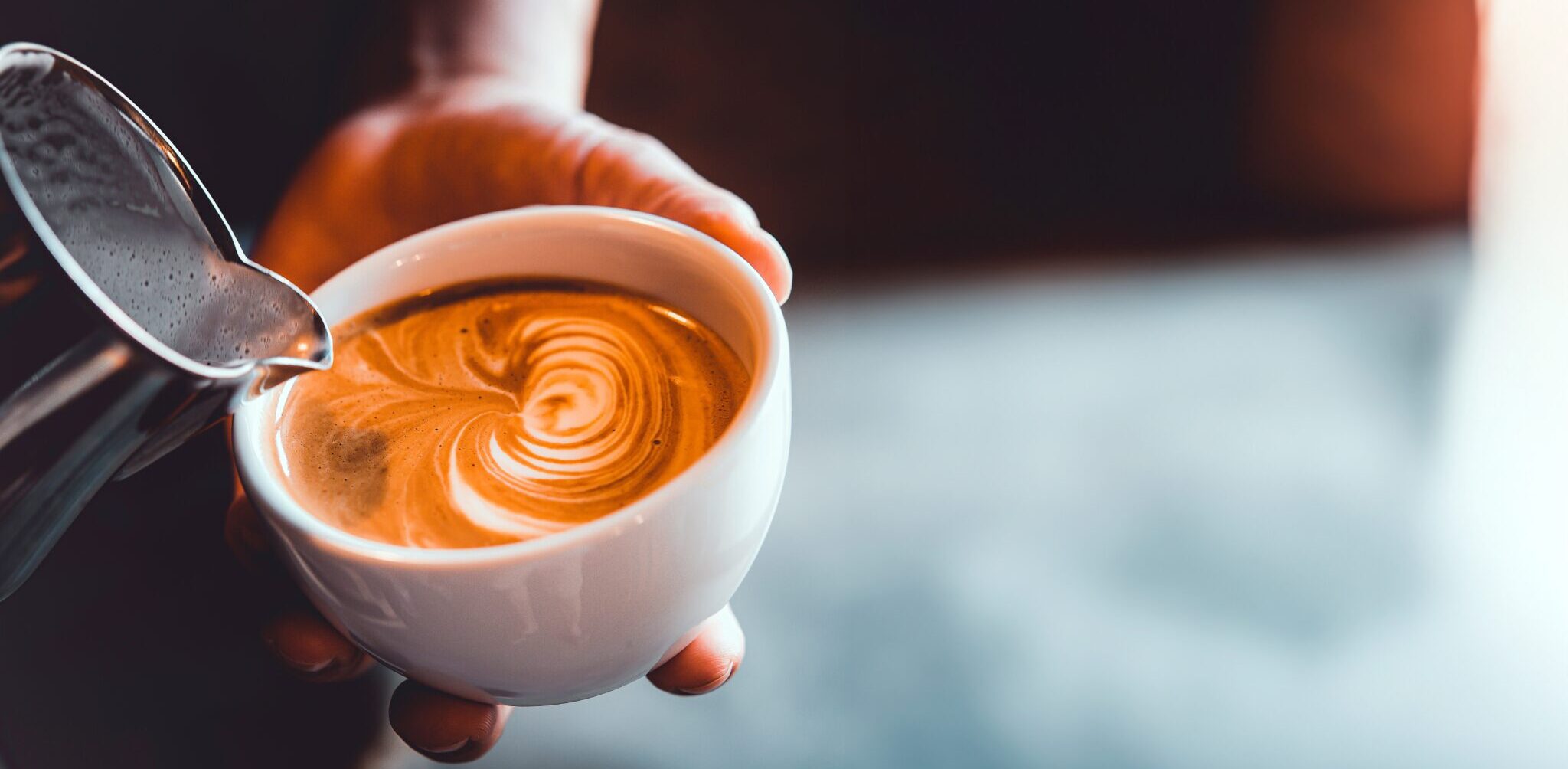 מזיגת חלב לכוס קפה | צילום: שאטרסטוק