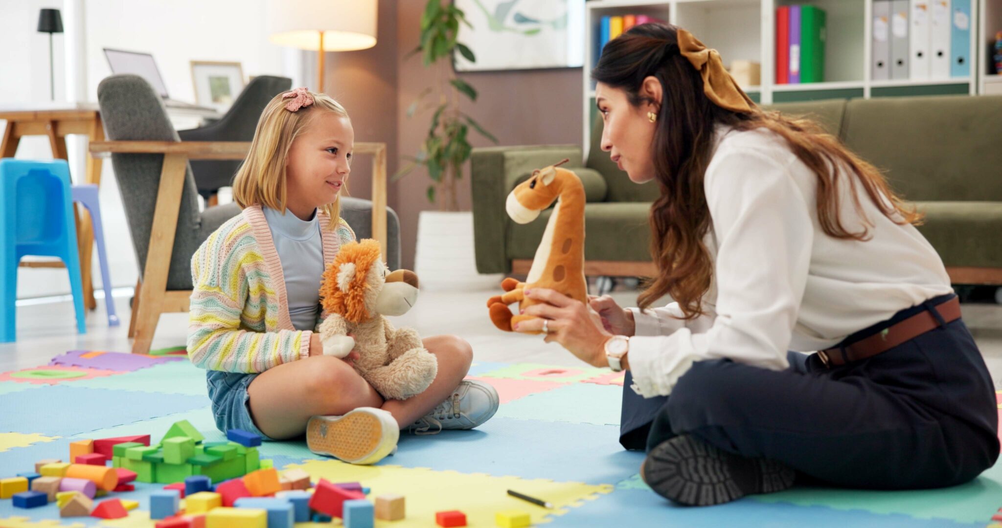 אימא ובת משחקות בבובות | צילום: שאטרסטוק
