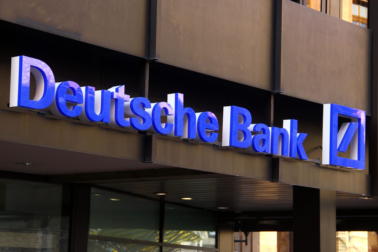 הדויטשה בנק מתריע: חשד למחדלים באכיפת הסנקציות על רוסיה