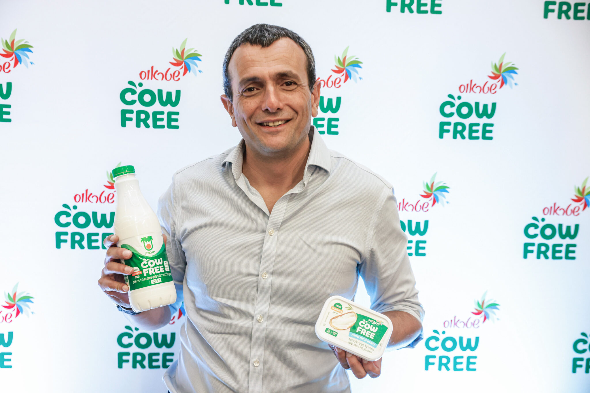 שי באב"ד, מנכ"ל ונשיא קבוצת שטראוס עם מוצרי COW FREE | צילום: עלי חסן, פלאש 90