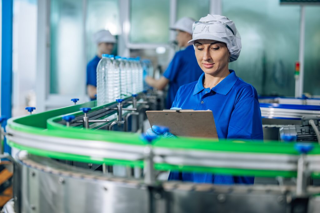 עובדים בתעשייה | צילום: שאטרסטוק